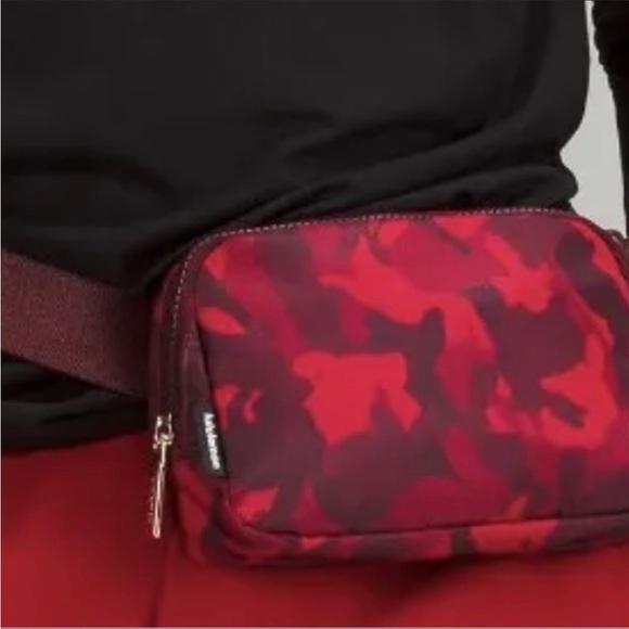 ‼️RARE‼️LULULEMON RARE EXCLUSIVE LUNAR NEW YEAR BUNNY BELT BAG 1L - Picture 6 of 9